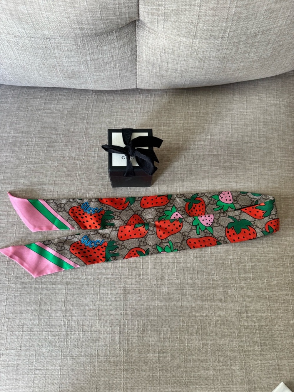 New Gucci Strawberry Twilly - Picture 5 of 5